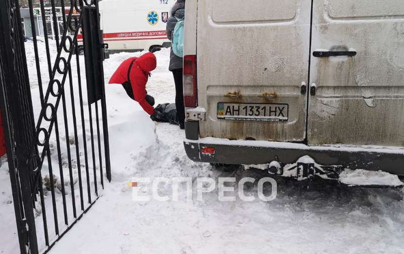 В Киеве бус насмерть сбил пенсионерку, выезжая из сугроба. Видео dqxikeidqxitkant