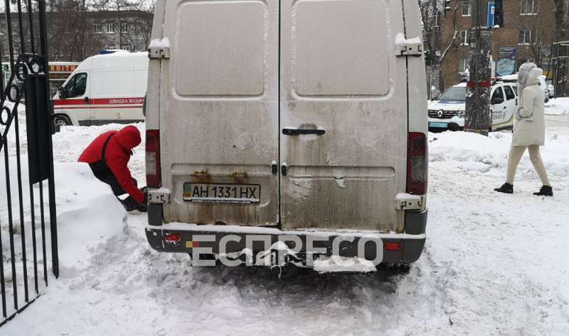В Киеве бус насмерть сбил пенсионерку, выезжая из сугроба. Видео