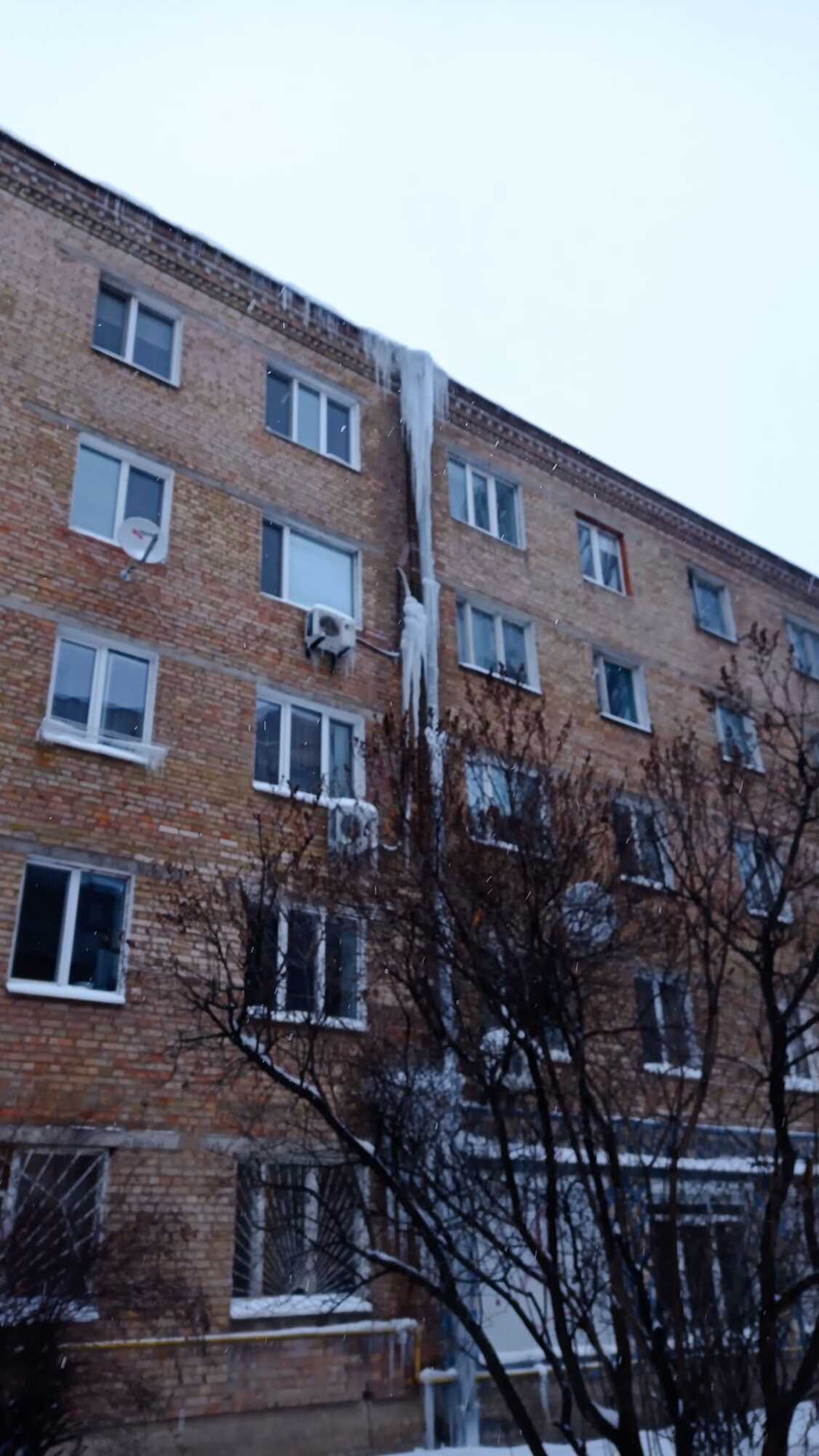 Опасные сосульки в Киеве