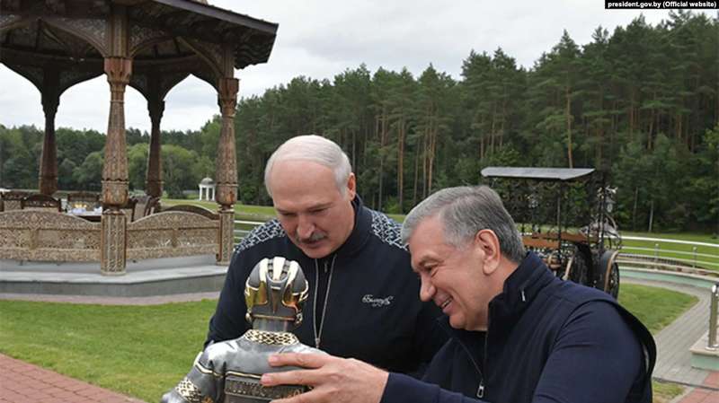 Лукашенко с президентом Узбекистана Шавкатом Мирзийоевим в резиденции "Заславль" dqxikeidqxiqqeant