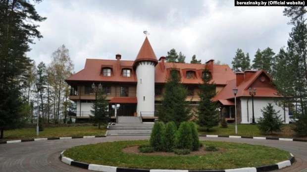 Резиденция на берегу озера Плавна