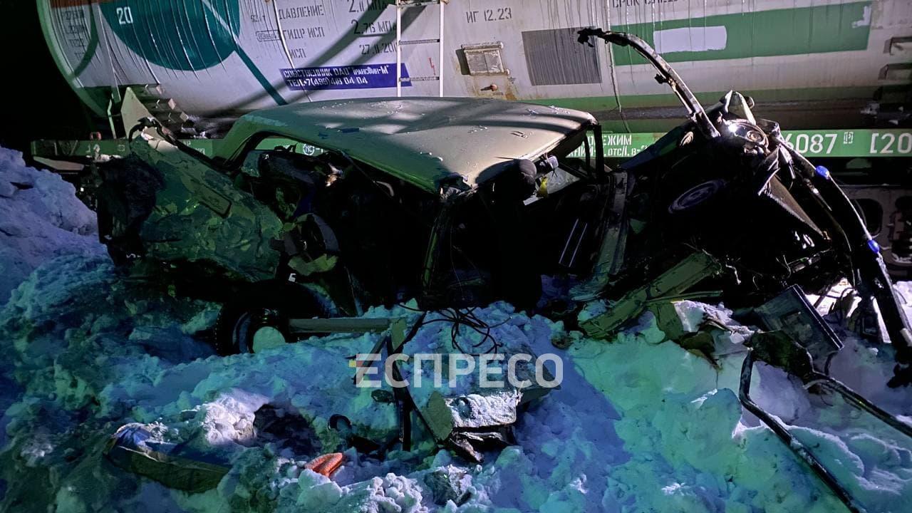 Поезд раздавил легковой автомобиль