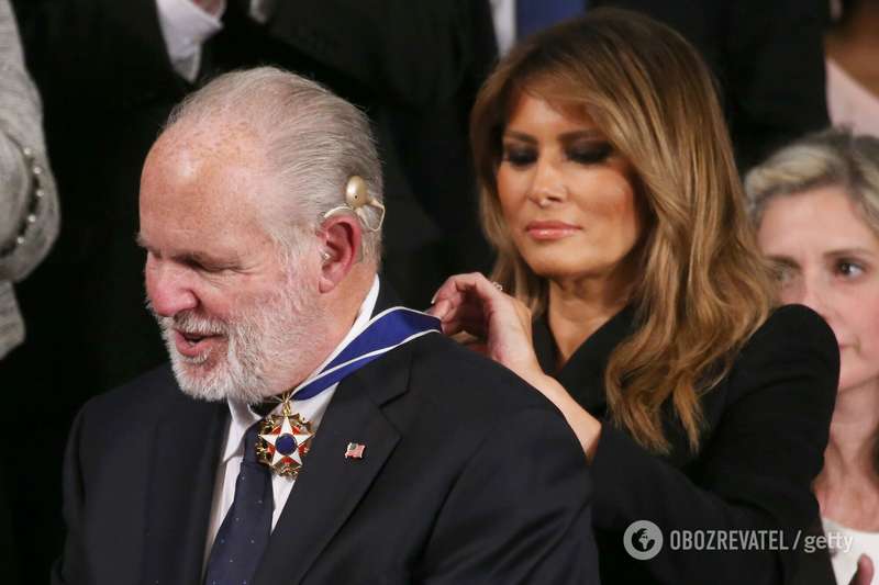 Мелания Трамп вручает радиоведущему Рашу Лимбо президентскую медаль свободы во время обращения к Государству Союза в зале Палаты представителей США 4 февраля 2020 года, Вашингтон dqxikeidqxitkant