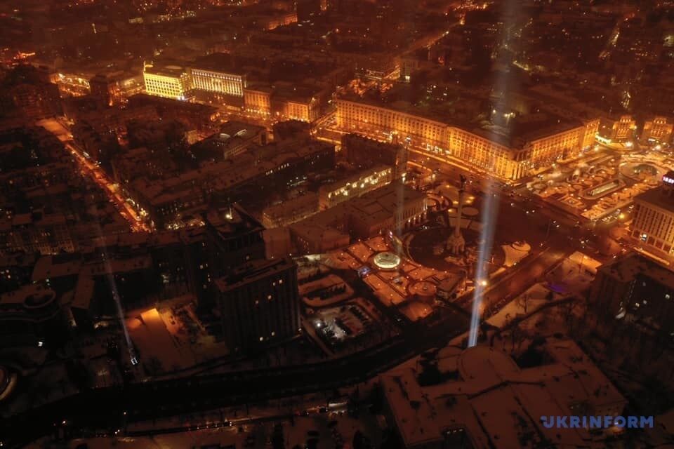 В Киеве зажгли Лучи достоинства.