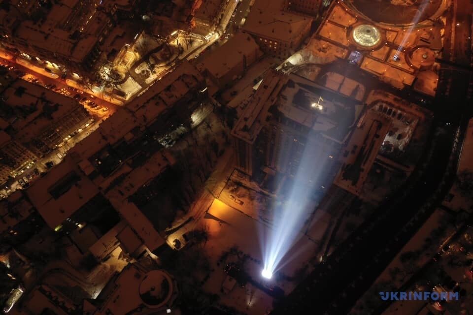 В Киеве зажгли Лучи достоинства.