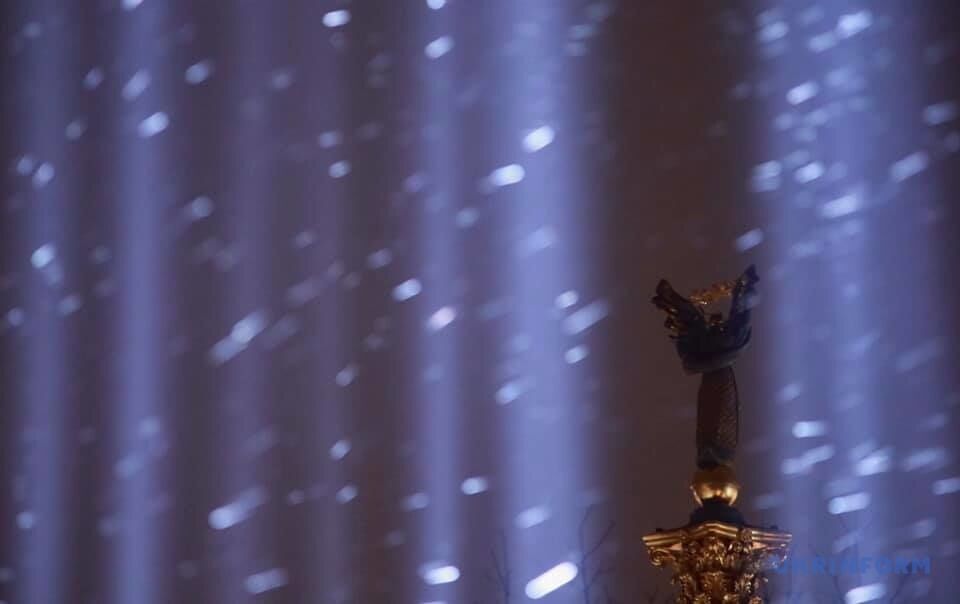 В Киеве зажгли Лучи достоинства.