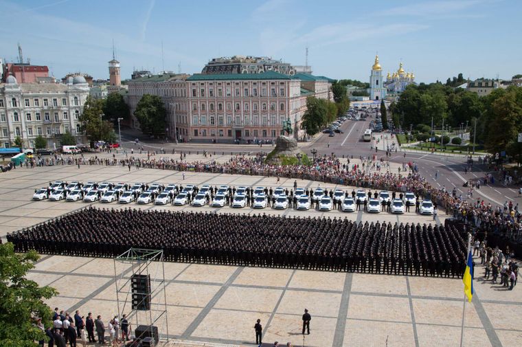 Сотрудники патрульной полиции во время присяги на Софийской площади в Киеве, Украина, 4 июля 2015 года dqxikeidqxiqqeant