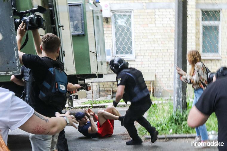 Полицейский избивает активиста у Шевченковского районного суда Киева во время акции в поддержку Сергея Стерненко, которого обвинили в убийстве и незаконном ношении холодного оружия, 15 июня 2020 года