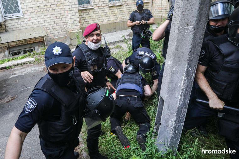 Полиция задерживает активиста у Шевченковского районного суда Киева во время акции в поддержку Сергея Стерненко, 15 июня 2020 года