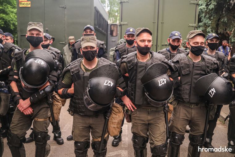 Нацгвардейцы со шлемами с одинаковыми номерами около Шевченковского районного суда Киева во время акции в поддержку Сергея Стерненк, 15 июня 2020 года