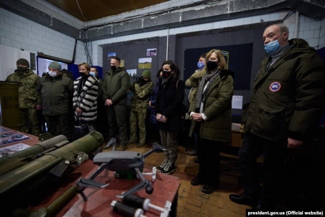 Бойовики стріляли навіть попри візит іноземних дипломатів – 11 лютого загинули двоє українських військових