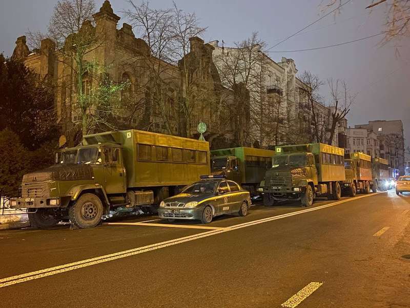 Машины военных под ОП.