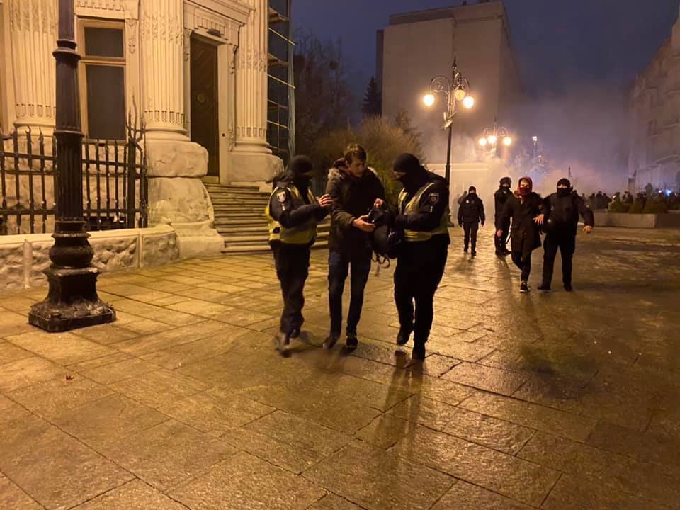 Под Офисом президента ранены 37 человек, задержаны – 24