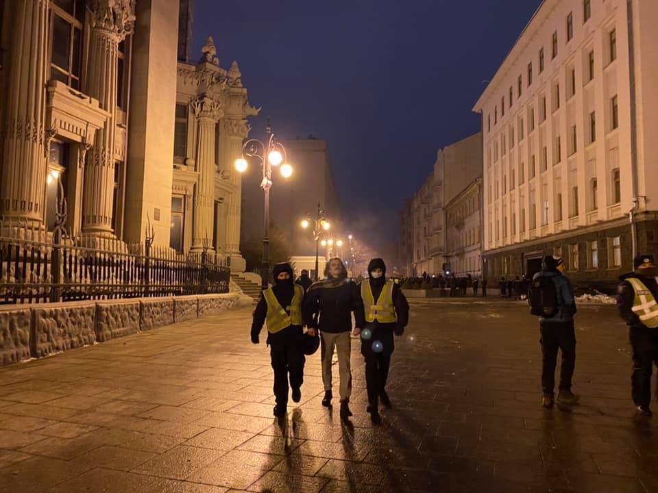 Под Офисом президента ранены 37 человек, задержаны – 24