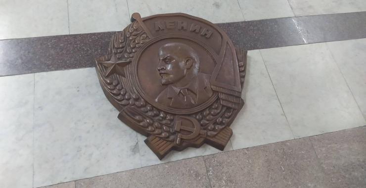Барельеф с Лениным на полу мэрии dqxikeidqxiqqeant