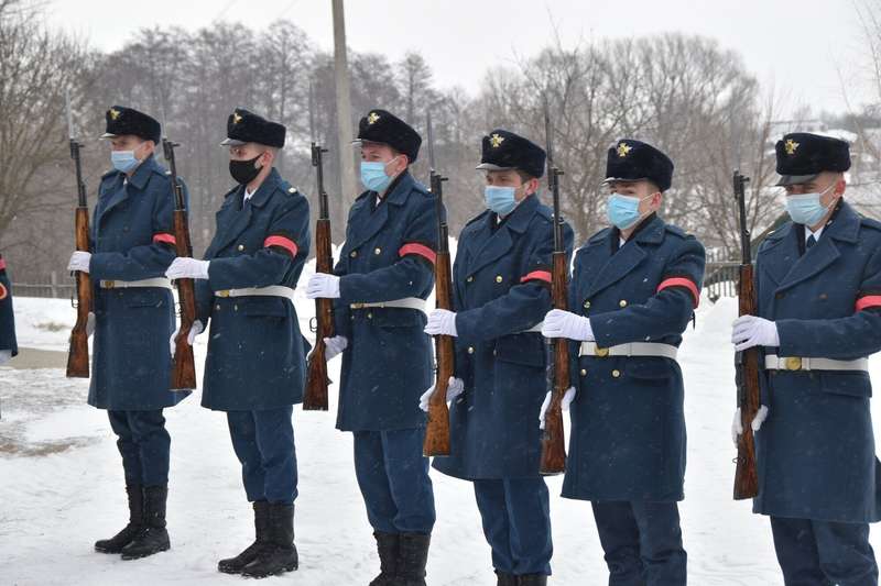 Гроб погибшего воина ВСУ опускали в землю под военный салют.
