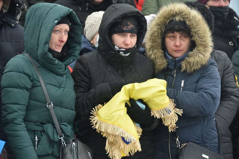 Жене погибшего воина Капрана вручили флаг, которым был покрыт его гроб.