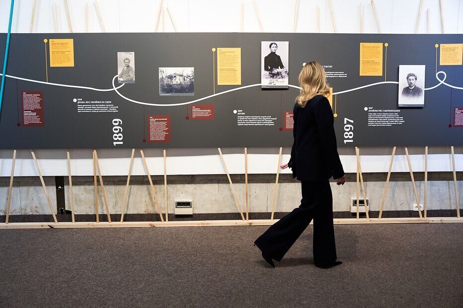 Зеленская распустила свои блондинистые волосы