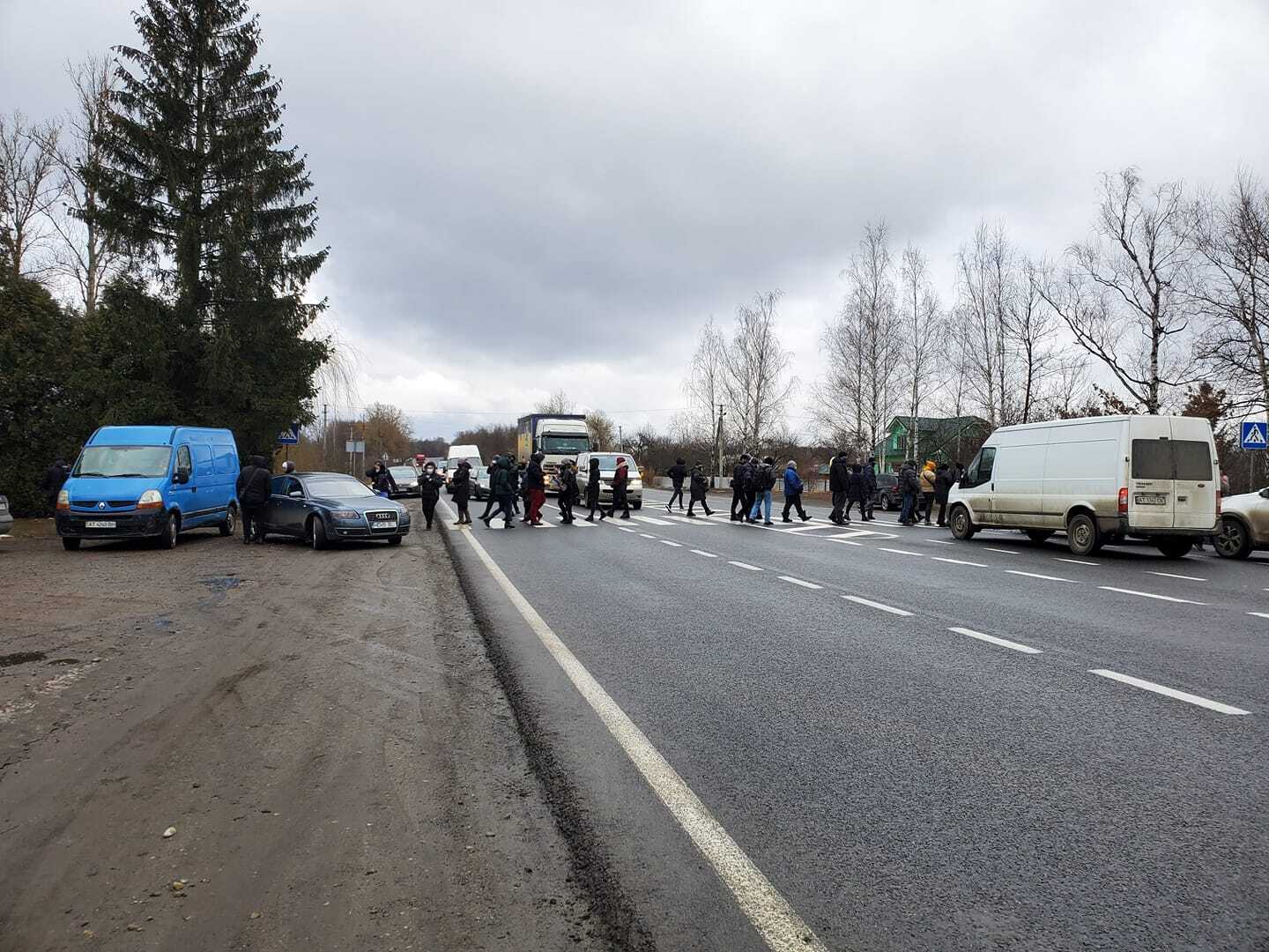 Люди перекрыли дорогу dqxikeidqxiqqeant