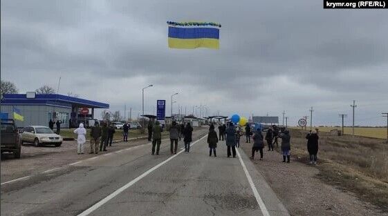 Обращение на флаге оставили также Рефат Чубаров и Ильми Умеров