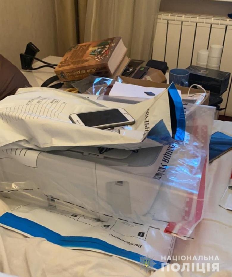 В Киеве полицейские разоблачили схему продажи фальшивых справок об отсутствии коронавируса. Фото: Нацполиция dqxikeidqxiqqeant