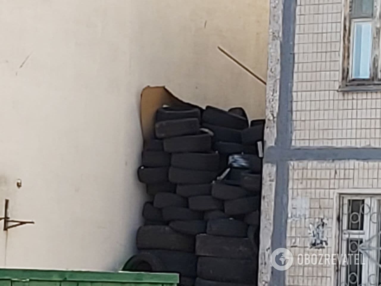 Стены между поврежденным и соседним домами заложены шинами. dqxikeidqxitkant