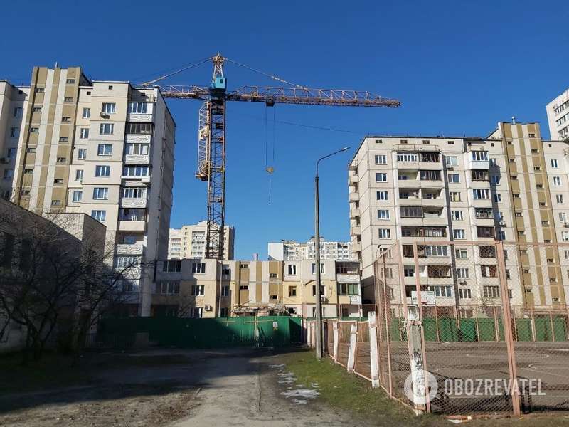 Работы по демонтажу здания продолжаются.