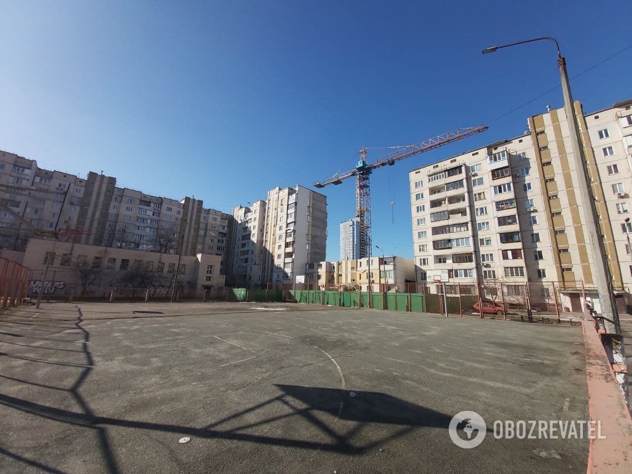 Работы по демонтажу здания продолжаются.