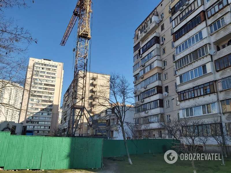 Работы по демонтажу здания продолжаются.