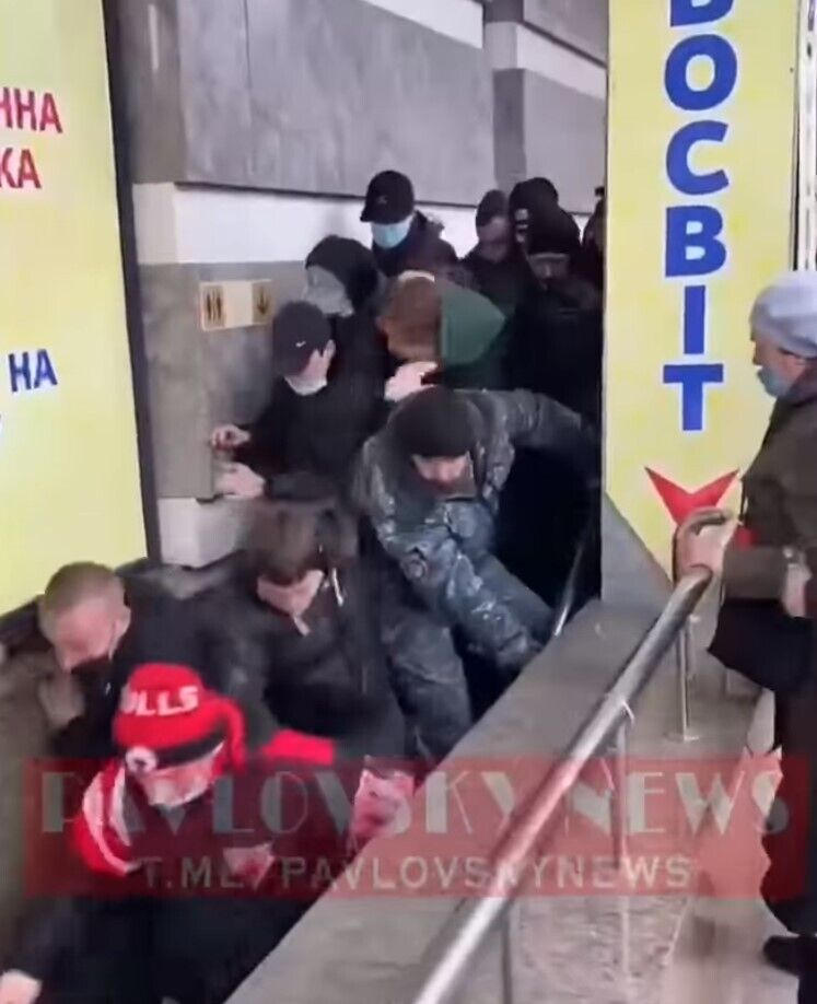 Толпа штурмовала секонд-хенд в Полтаве. dqxikeidqxitkant