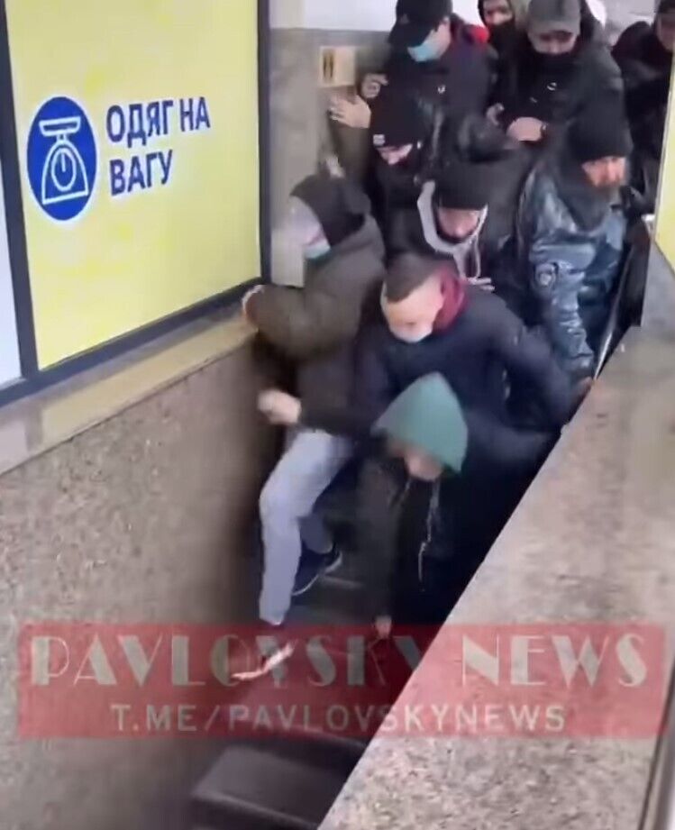 Люди, спотыкаясь, бежали в магазин.