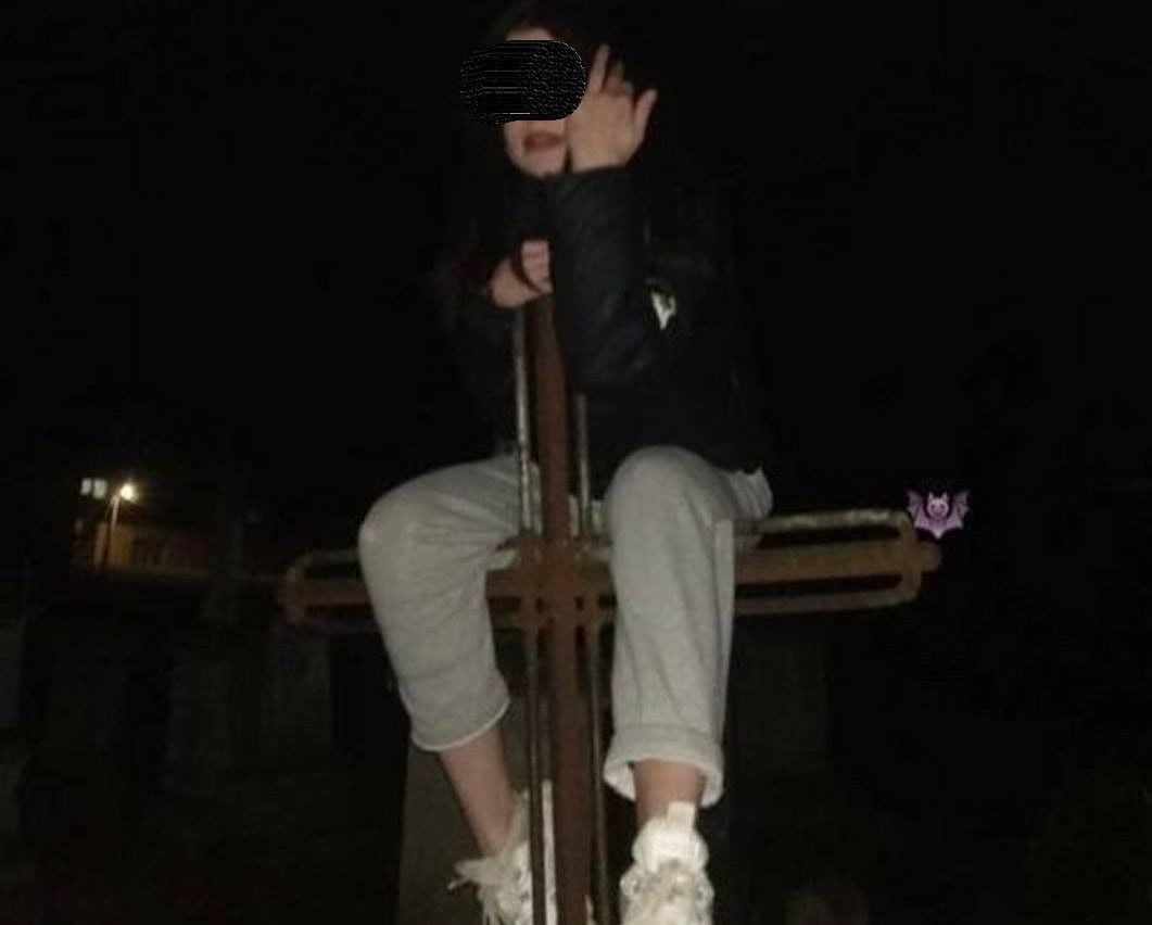 дівчина на хресті dqxikeidqxiqqeant