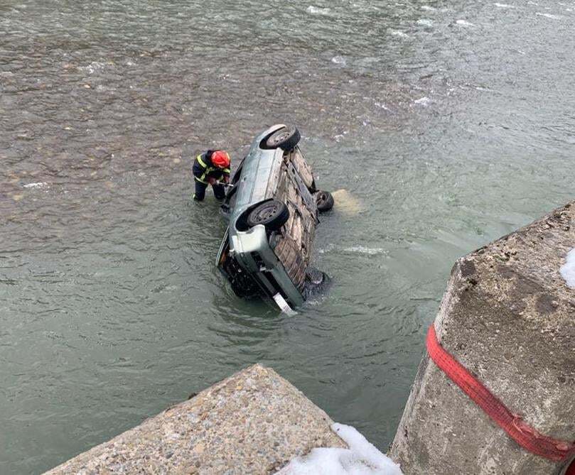 Пьяный украинец за рулем Skoda Octavia слетел в реку dqxikeidqxiqqeant