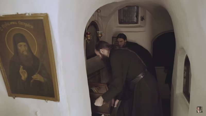 Специально для жены Медведчука священники отодвинули мощи