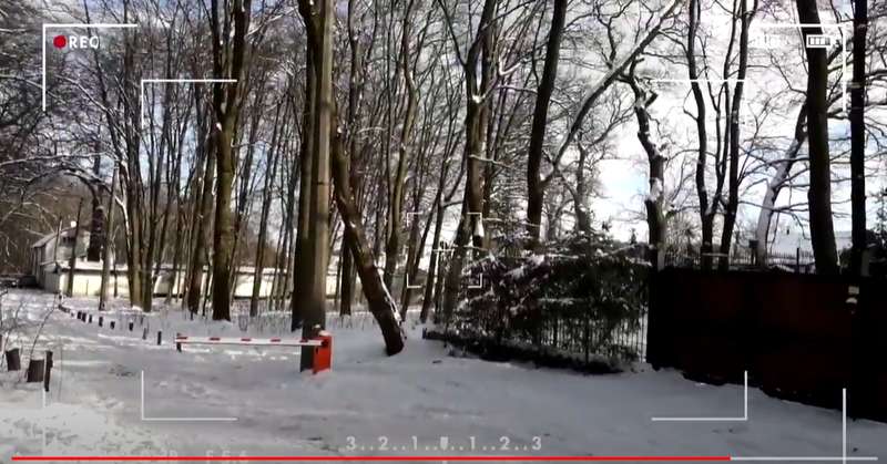 На въезде к дому Скрипки стоит шлагбаум