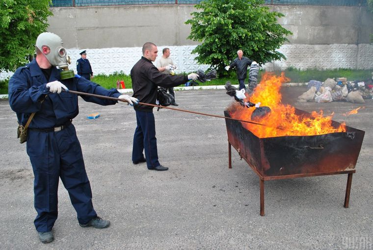 Сотрудники областного управления по борьбе с незаконным оборотом наркотиков во время уничтожения 315 кг наркотических средств и орудий их изготовления во Львове, 31 мая 2012 года dqxikeidqxitkant