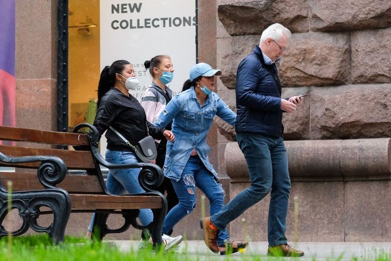 Женщина пытается вытащить кошелек из кармана прохожего на Крещатике, Киев, 15 мая 2020 года