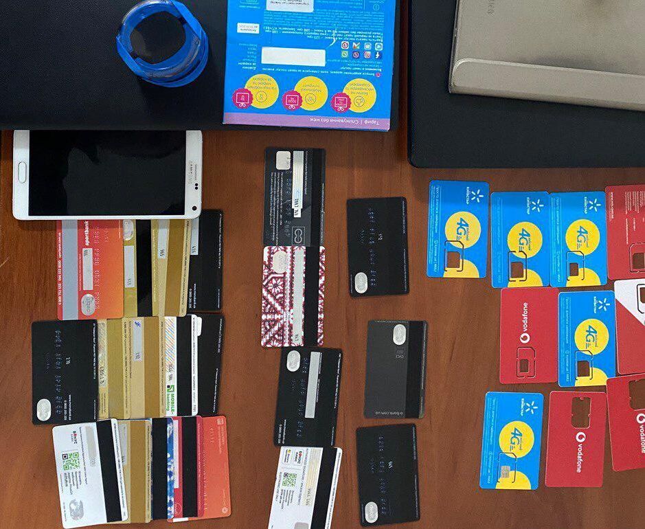 Во время обыска у аферистки нашли множество банковских карточек и sim-карт мобильных операторов.