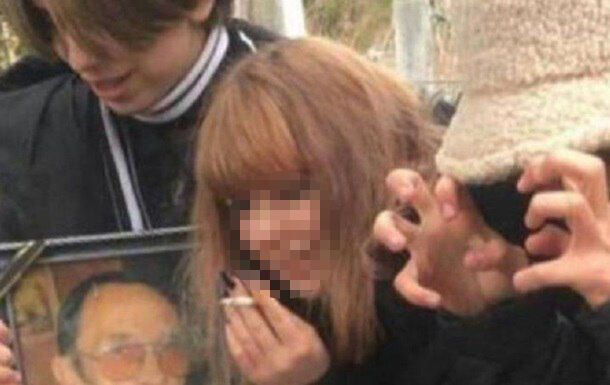 Подростки фотографировались с портретами умерших. dqxikeidqxiqqeant