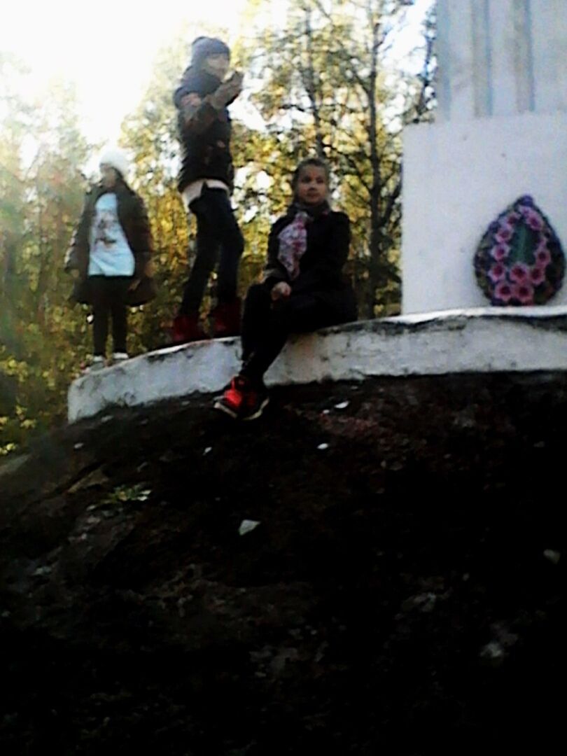 Девочки сфотографировались с похоронным венком.