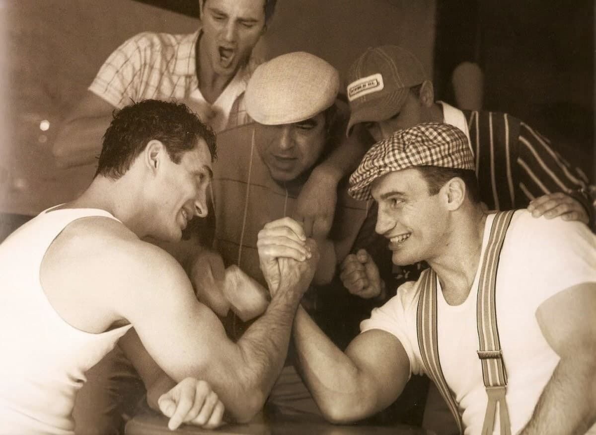 Братья Кличко соревнуются в армрестлинге, 90-е dqxikeidqxitkant