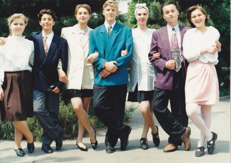 Владимир Зеленский (второй слева) на последнем звонке в школе. Второй справа – Денис Манжосов, будущий соратник по команде КВН.