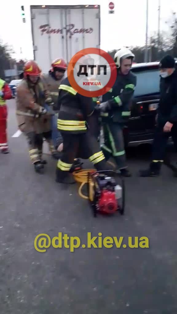 Под Киевом водитель влетел в фуру и погиб на месте, - полиция 04