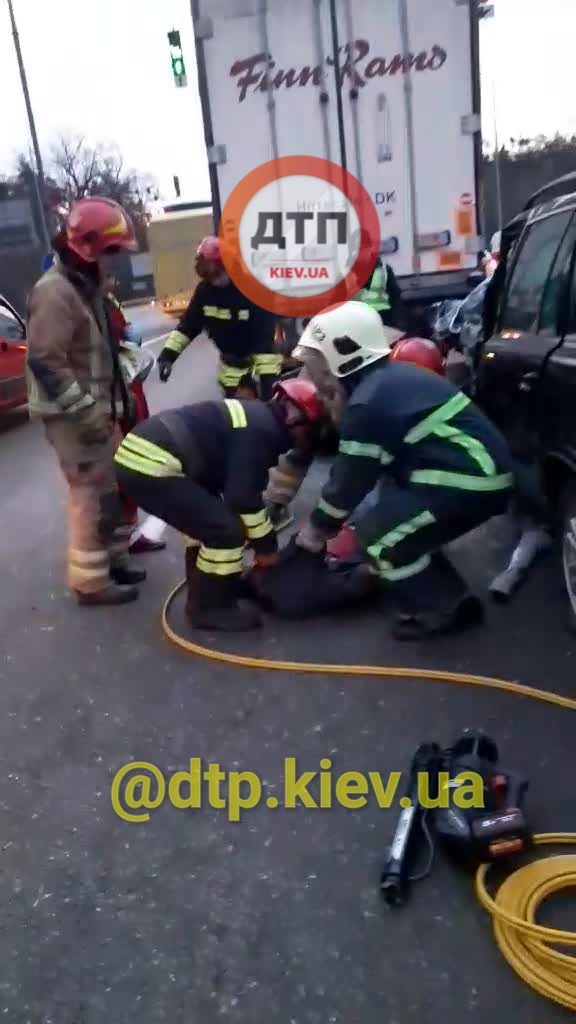 Под Киевом водитель влетел в фуру и погиб на месте, - полиция 09