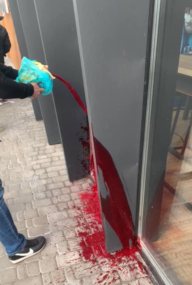 Заправку сети БРСМ-Нафта облили кровью за финансирование пророссийской партии Шария 01 dqxikeidqxitkant