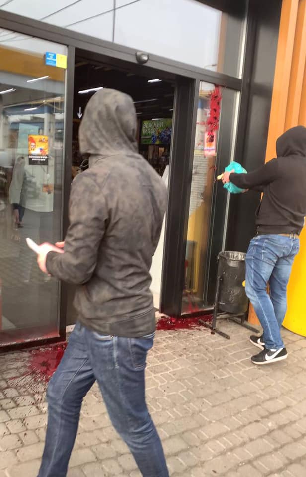 Заправку сети БРСМ-Нафта облили кровью за финансирование пророссийской партии Шария 02