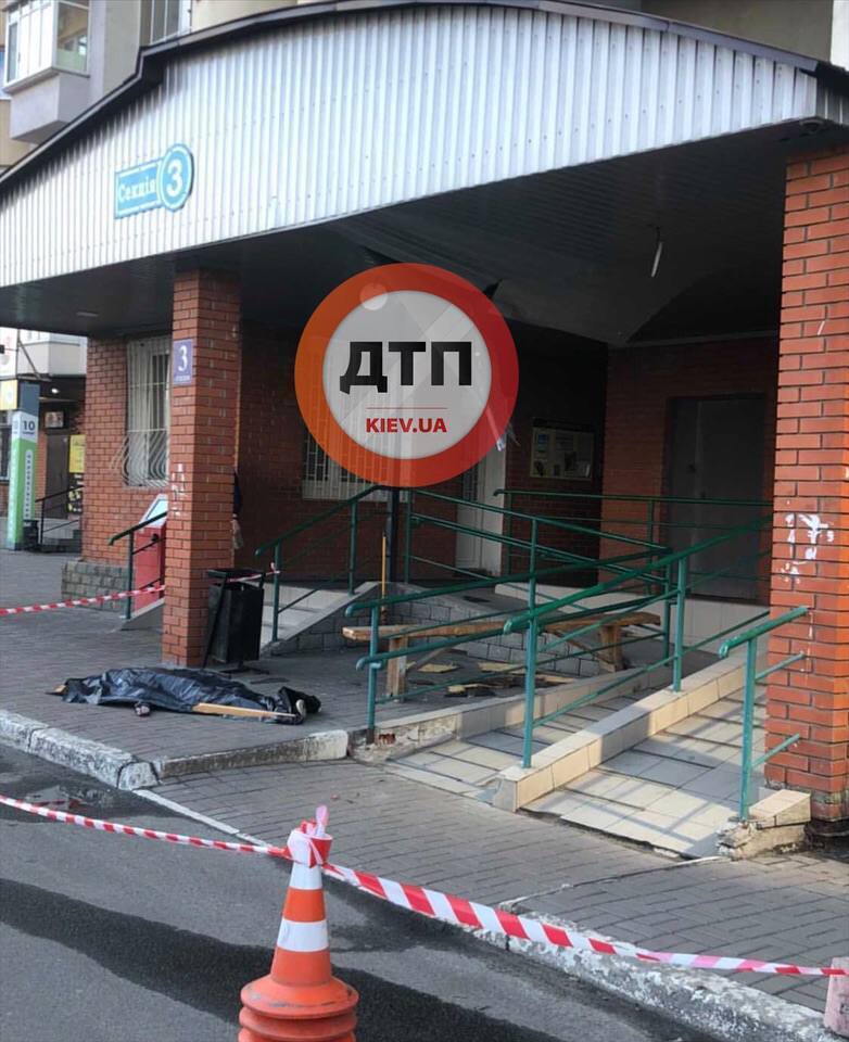 В Киеве девушка выпрыгнула из высотки. Фото 18+ dqxikeidqxitkant