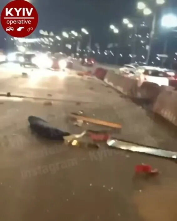 Части авто и отбойника разбросало по мосту. dqxikeidqxiqqeant