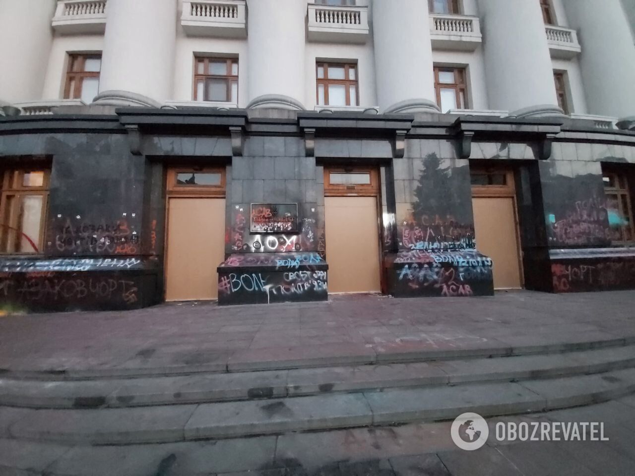 Поврежденные двери Офиса президента демонтировали коммунальщики dqxikeidqxitkant