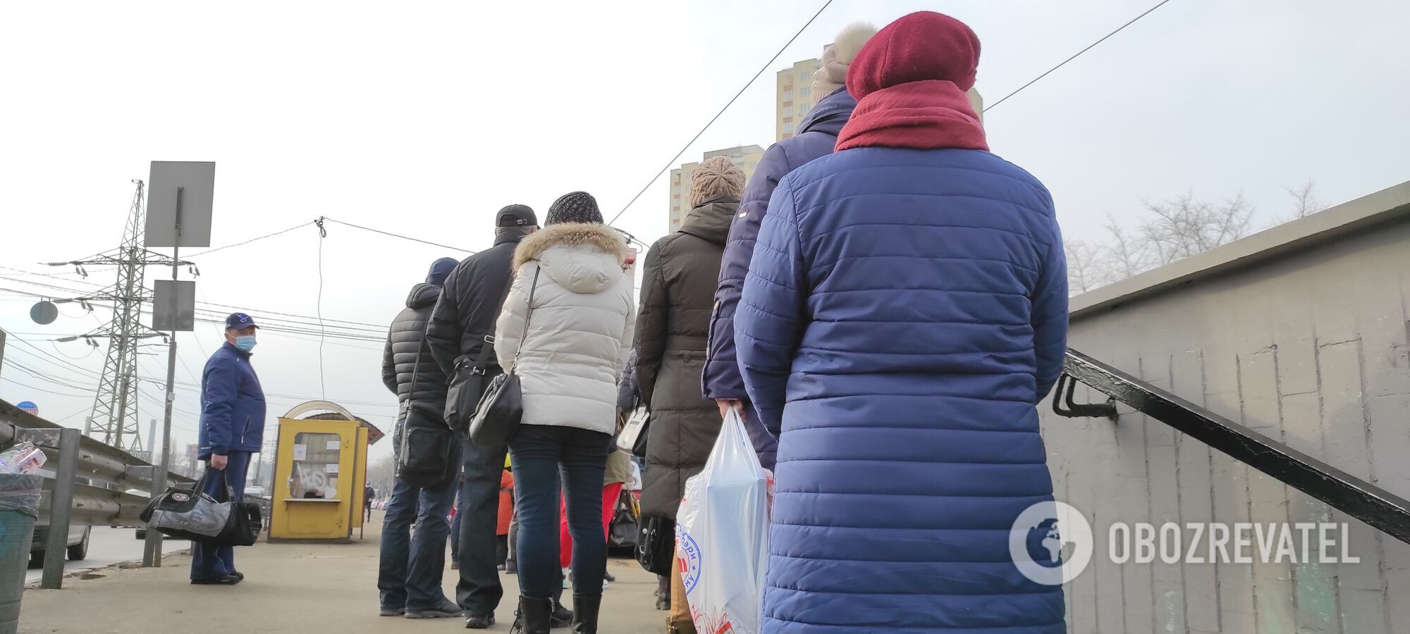 Очередь на трамвай начиналась на лестнице подземного перехода.